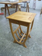 Stolik z szufladą na gazety / wino / owoce. Drewno