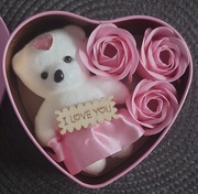 FLOWER BOX RÓŻE MYDLANE W PUDEŁKU Z MISIEM MIŚ PLUSZOWYM WALENTYNKI