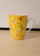 Kubek ceramiczny pięknie zdobiony, żółty/ptaki, 350 ml.