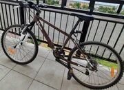 Brązowy rower marki btwin 