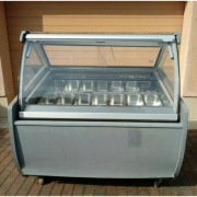 Witryna do lodów gałkowych.