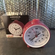 Budzik analogowy tradycyjny z nóżkami czytelny zegarek