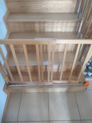 Dwie bramki zabezpieczające schody dla dziecka. Drewniane. Używane.