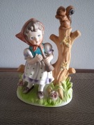 Figurka z porcelany dziewczynka