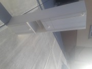 Szafka łazienkowa z wbudowanym koszem na brudy