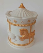 Pojemnik, kształt karuzela wykonany z gipsu