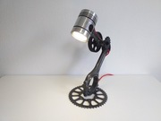 Lampa stołowa biurkowa z części samochodowych. Niezwykły prezent 