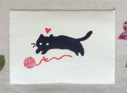 Czarny kot czerwony kłębek druk artystyczny na czerpanym papierze handmade