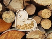 Tacka drewniana na obrączki w kształcie serca