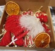 Ozdoby świąteczne na choinkę ze sznurka, w kolorze czerwieni.