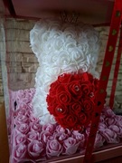 Biały miś z róż  – ręcznie robiony, limitowana edycja, prezent walentynkowy