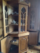 Narożna drewniana witryna 