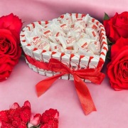 Tort serce z kinderkow i rafaello 