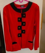 Czerwona garsonka z czarnymi zdobieniami