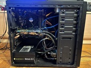 Komputer stacjonarny z monitorami