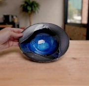 Dekoracyjny ceramiczny talerz – głęboki niebieski, handmade