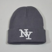 Szara Dzianinowa Ciepła Czapka z Haftowanym Logo NY