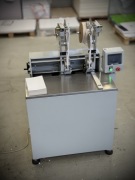 Maszyna półautomat do montażu kapitałki