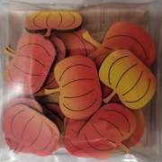 drewniane, kolorowe dynie dekoracyjne