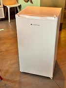 Lodówka podblatowa o wysokości 85 cm i pojemności 90 l w kolorze białym