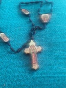 Śliczny Różaniec z Matką Bożą z Gwadelupe.Na każdym łączniku wizerunek Dzie