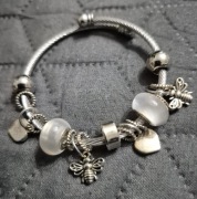 Bransoletka z zawieszkami charms motyw dwa serca i dwie pszczoły. 