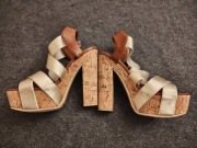 Sandały na obcasie korek
