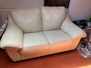 Skórzana kanapa w kolorze beżowym