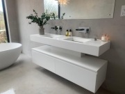 Umywalki na wymiar Corian, odpływy liniowe 