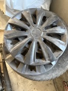 Opony zimowe na stalowych felgach + kołpaki – komplet 4 szt.