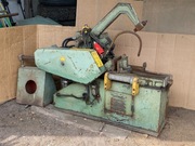 Przemysłowa piła elektryczna.