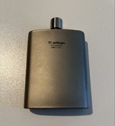 Tytanowa piersiówka marki Tiartisan o pojemności 100 ml.