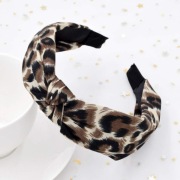 Satynowa opaska do włosów w panterkę węzeł supeł turban