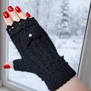 Czarne mitenki Luka Knit z merino i ażurową krawędzią z perełką