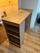 Drewniany stolik barowy, lada kuchenna.