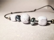 Naszyjnik z ceramiki szkliwionej na rzemieniu handmade super na dzień babci