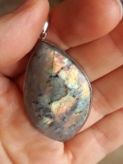 wisiorek labradoryt w żółto miedziane łatki