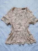 Bluzka z baskinką kwiaty/motyle jasnobrzoskwiniowa