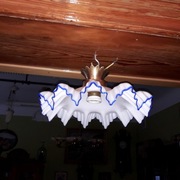 LAMPA Z KRYZOWANYM KLOSZEM