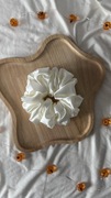 Satynowa gumka scrunchie L ecru/ śmietankowy ozdoba do włosów