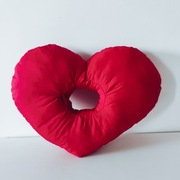 Poduszka piercingowa do przekłuwania uszu i spania donut serce czerwone