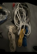 Karton różnych kabli - zasilające, usb, telefoniczne, interntowe
