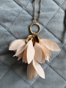 Naszyjnik z kwiatem Blossom beżowy NBL0013 zawieszka wisiorek By Dziubeka