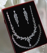 Komplet biżuterii ślubnej w srebrnym kolorze