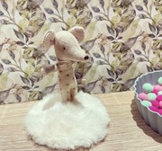 Okrągły dywan futerko kremowy dla myszek maileg lalek barbie sylvanian