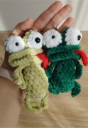 Ręcznie robiona żabka na szydełku – maskotka amigurumi 14–15 cm