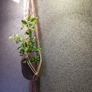 Kwietnik ręcznie wykonany metodą makramy 