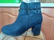 Botki zamszowe granatowe rozmiar 38. Wysokość obcasa 6 cm