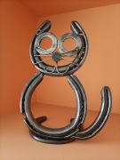 Figurka metalowa kot z podków końskich 