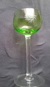 Kieliszek do wina z zieloną szlifowaną czaszą. Wzór optyczny. 